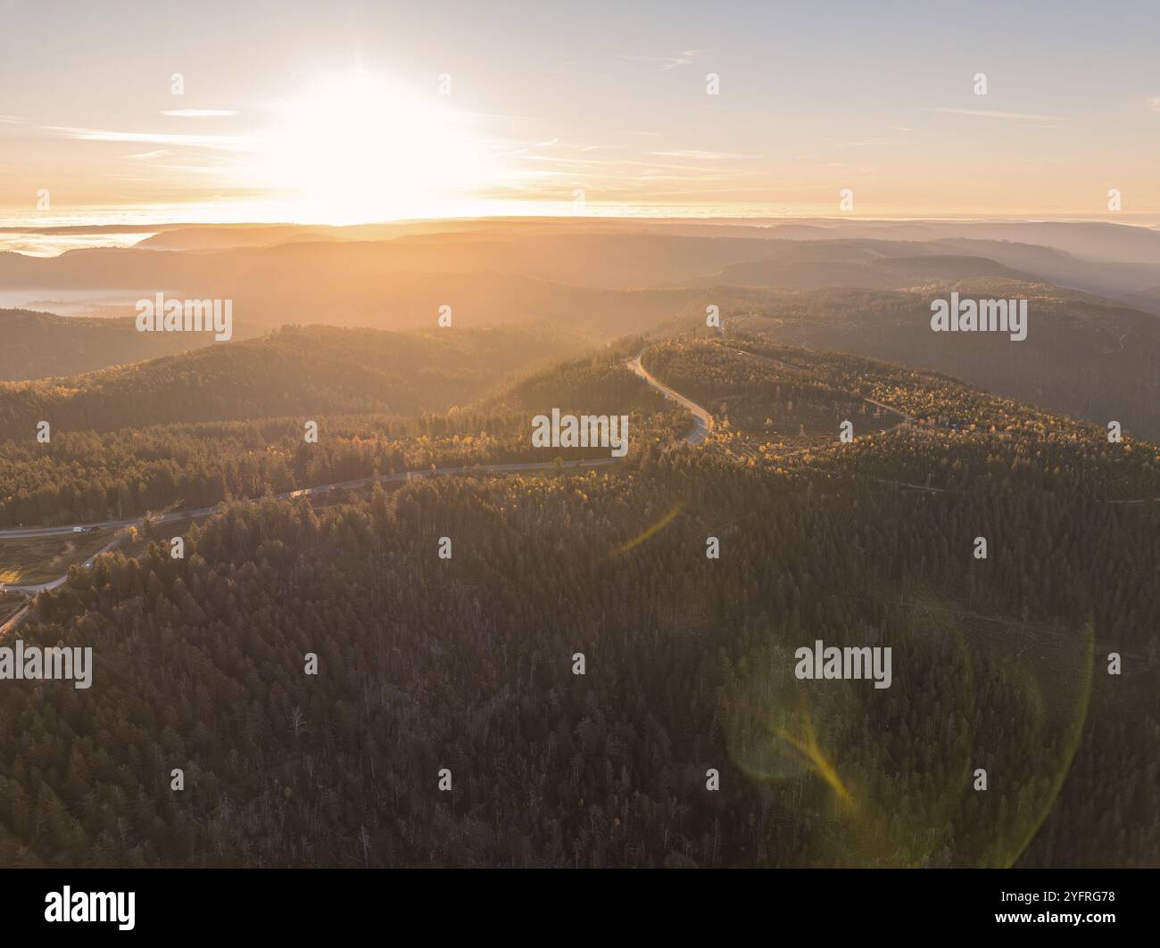 Sonnenaufgang über bewaldeten Hügeln in ruhiger Atmosphäre und goldener Stunde, Schwarzwald, Deutschland, Europa Stockfoto