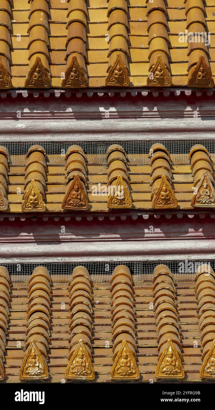 Dachdekoration in der Uposatha Hall, Ubosot, ist das Dach in drei Ebenen versetzt und mit Reihen von goldgelb glasierten chinesischen Fliesen bedeckt, der la Stockfoto