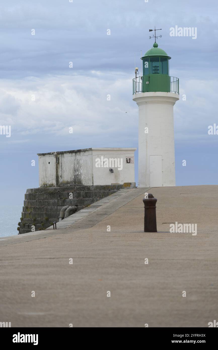 Grüner Leuchtturm von Sanddüsen in Les Sables d'Olonne in Frankreich Stockfoto