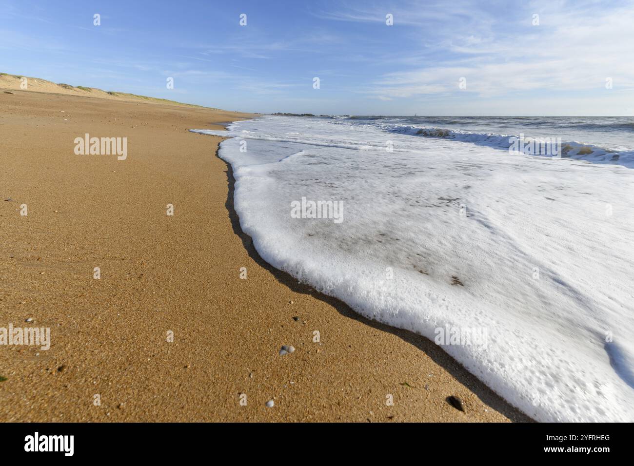 Meeresschaum am wunderschönen Sandstrand des Atlantiks in Frankreich Stockfoto