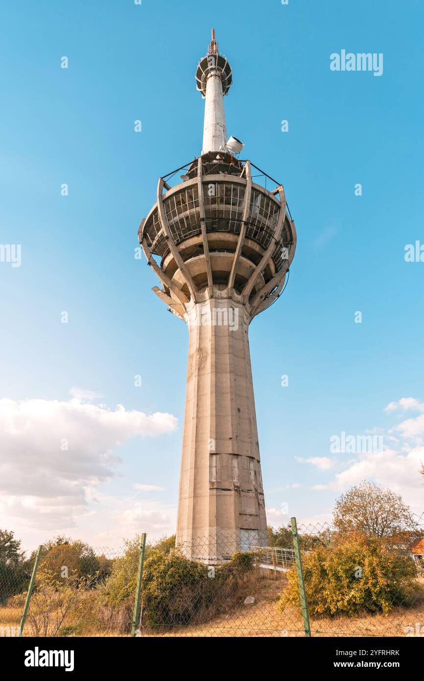 Die Überreste eines alten, zerstörten Fernsehturms stehen inmitten der Bäume im Fruska Gora Park in der Nähe von Novi Sad Stockfoto
