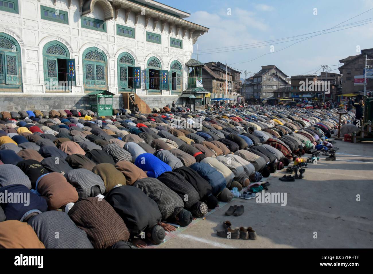 Srinagar, Kaschmir. 27. November 2020. Die Gläubigen versammeln sich, um am Vorabend des jährlichen Urs, dem Todestag des Sufi-heiligen Scheich Abdul Qadir Jeelani, am Khaniar-Schrein in Srinagar im indischen Kaschmir zu beten. Eine große Gemeinde von Gläubigen versammelte sich, um die Urs des heiligen des 11. Jahrhunderts zu beobachten, ein sunnitischer muslimischer Prediger und Theologe, der als Begründer der Qadiriyya tariqa des Sufismus galt. Während der Urs wurde der Menge Gläubiger ein heiliges Relikt ausgestellt Stockfoto