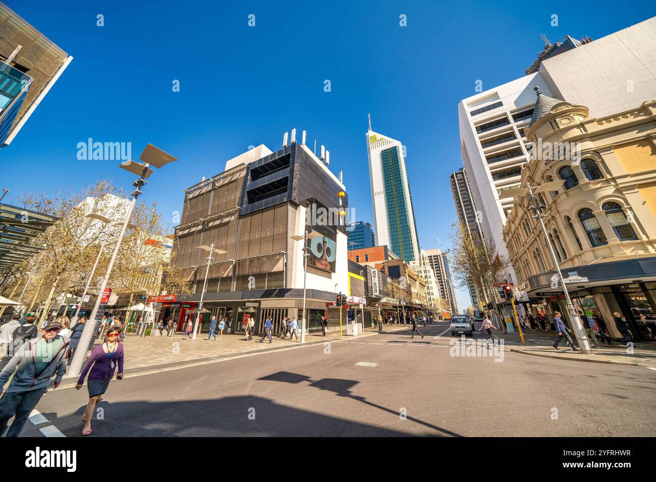 Perth, Australien - 12. September 2023: Gebäude der Innenstadt von Perth an einem sonnigen Tag. Stockfoto