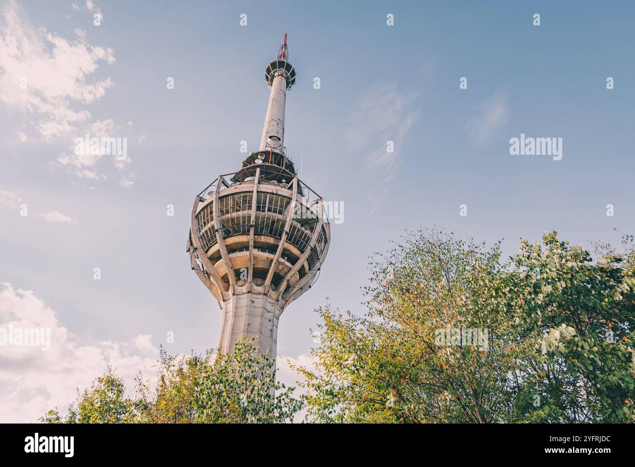 Die Überreste eines alten, zerstörten Fernsehturms stehen inmitten der Bäume im Fruska Gora Park in der Nähe von Novi Sad Stockfoto