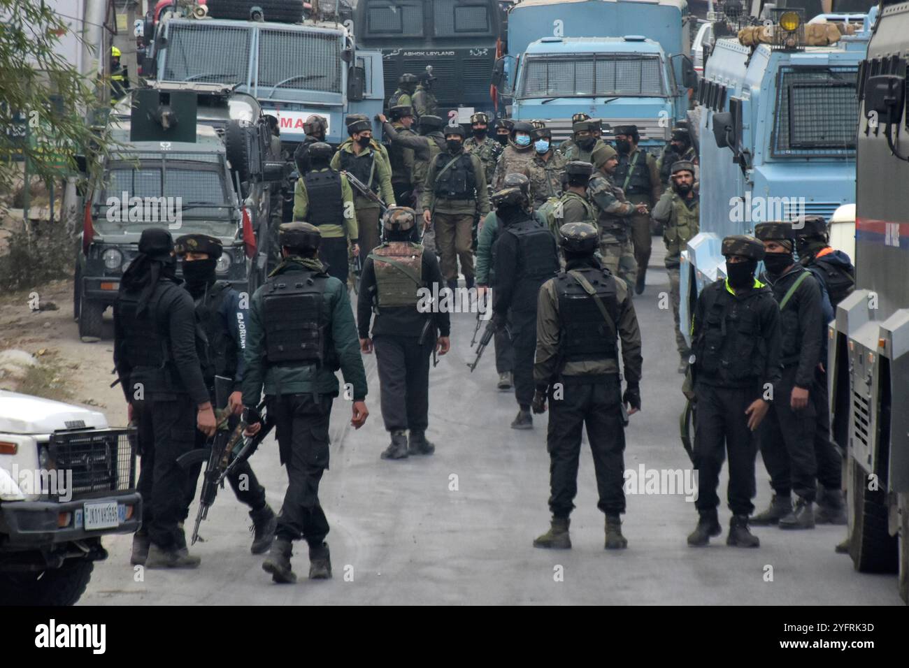 Srinagar, Kaschmir. 1. November 2020. Indische Streitkräfte sind nach einem Treffen zwischen Militanten und Sicherheitskräften am Sonntag in der Gegend um Rangreth am Stadtrand von Srinagar stationiert. Saifullah mir, der oberste Befehlshaber von Hizbul Mudschaheddin, wurde am Sonntag in Srinagar bei der Schießerei mit Polizei und Sicherheitskräften getötet Stockfoto