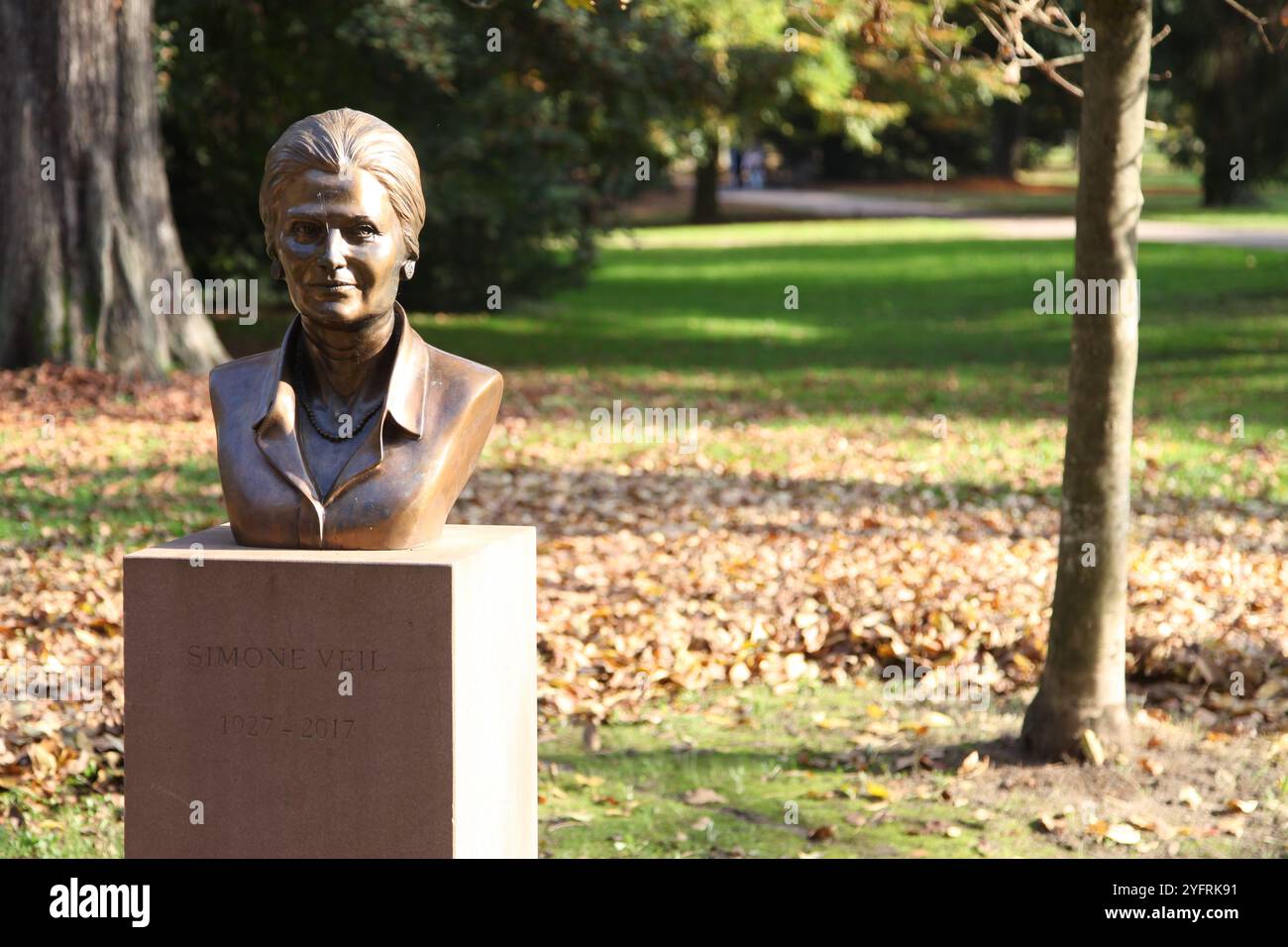 Statuenbüste von Simone Veil, französischer Richter, Überlebender des Holocaust und Politiker, Präsident des Europäischen Parlaments von 1979 bis 1982 Stockfoto