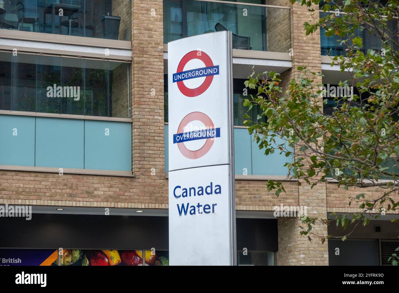 LONDON – 30. OKTOBER 2024: Canada Water Station. U-Bahn- und U-Bahn-Station in SE16 im Südosten Londons Stockfoto