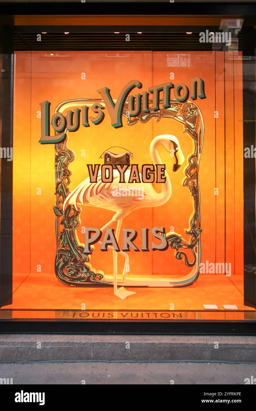 Klassisches Vintage-Art-Deco-Schaufenster für das Louis Vuitton Voyage Paris, 2024 in Straßburg Frankreich Stockfoto
