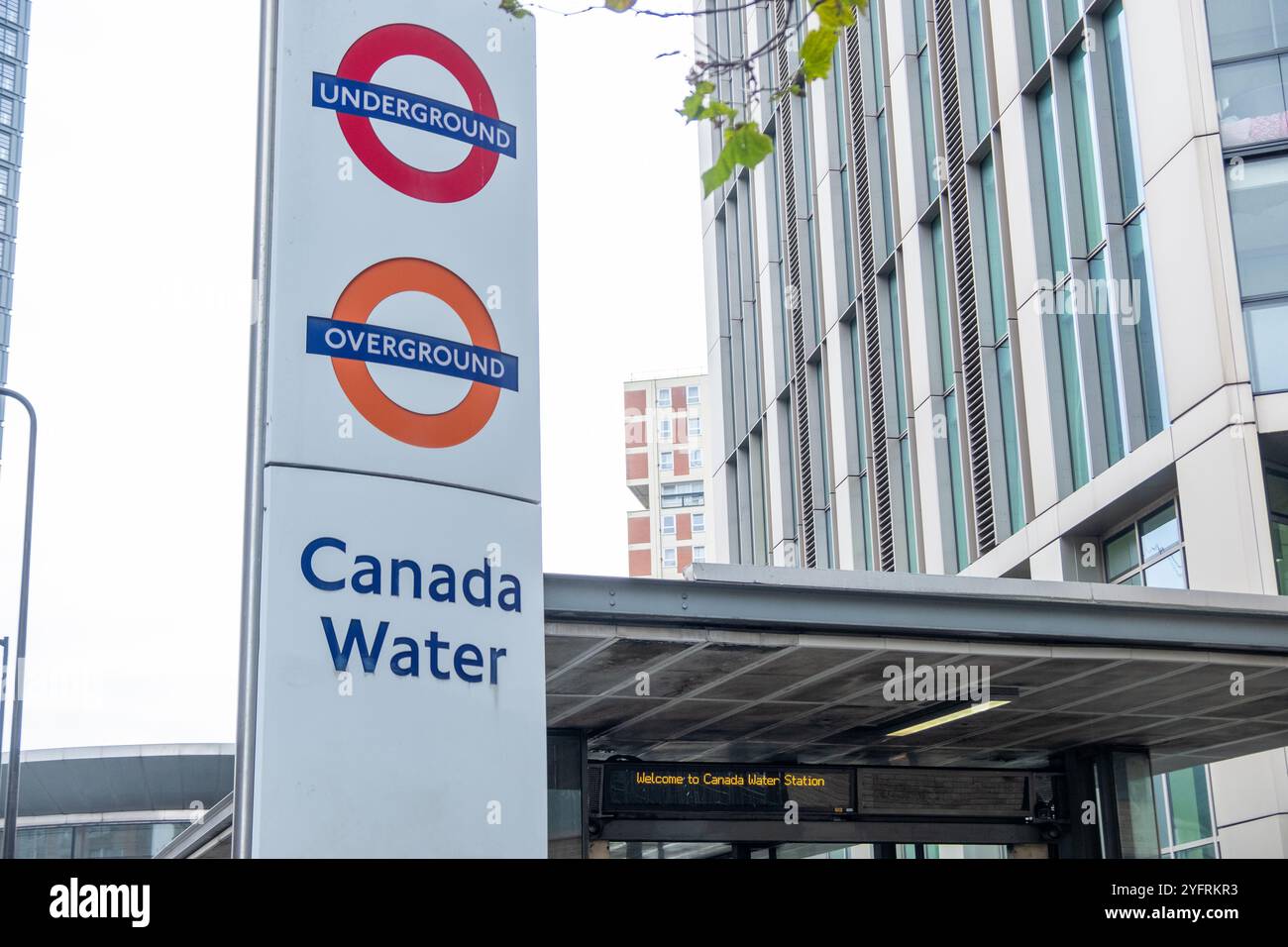LONDON – 30. OKTOBER 2024: Canada Water Station. U-Bahn- und U-Bahn-Station in SE16 im Südosten Londons Stockfoto