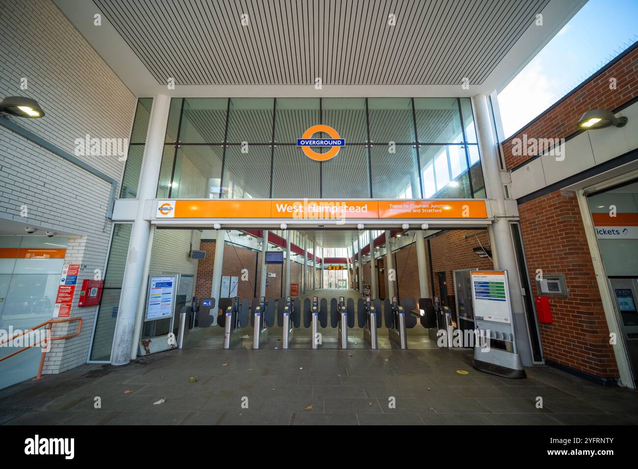 LONDON - 7. OKTOBER 2024: West Hampstead Overground Station an der West End Lane, NW6 Nordwest London Stockfoto