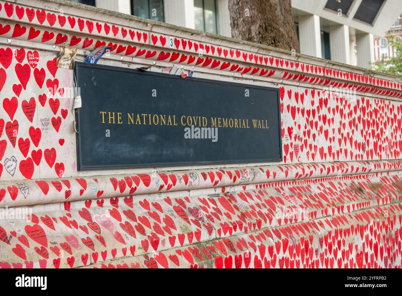 LONDON – 30. OKTOBER 2024: Die National COVID Memorial Wall auf der Southbank am St Thomas Hospital Stockfoto