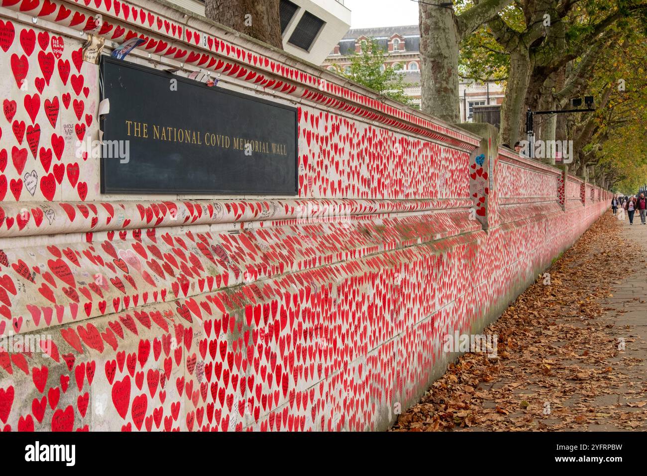LONDON – 30. OKTOBER 2024: Die National COVID Memorial Wall auf der Southbank am St Thomas Hospital Stockfoto