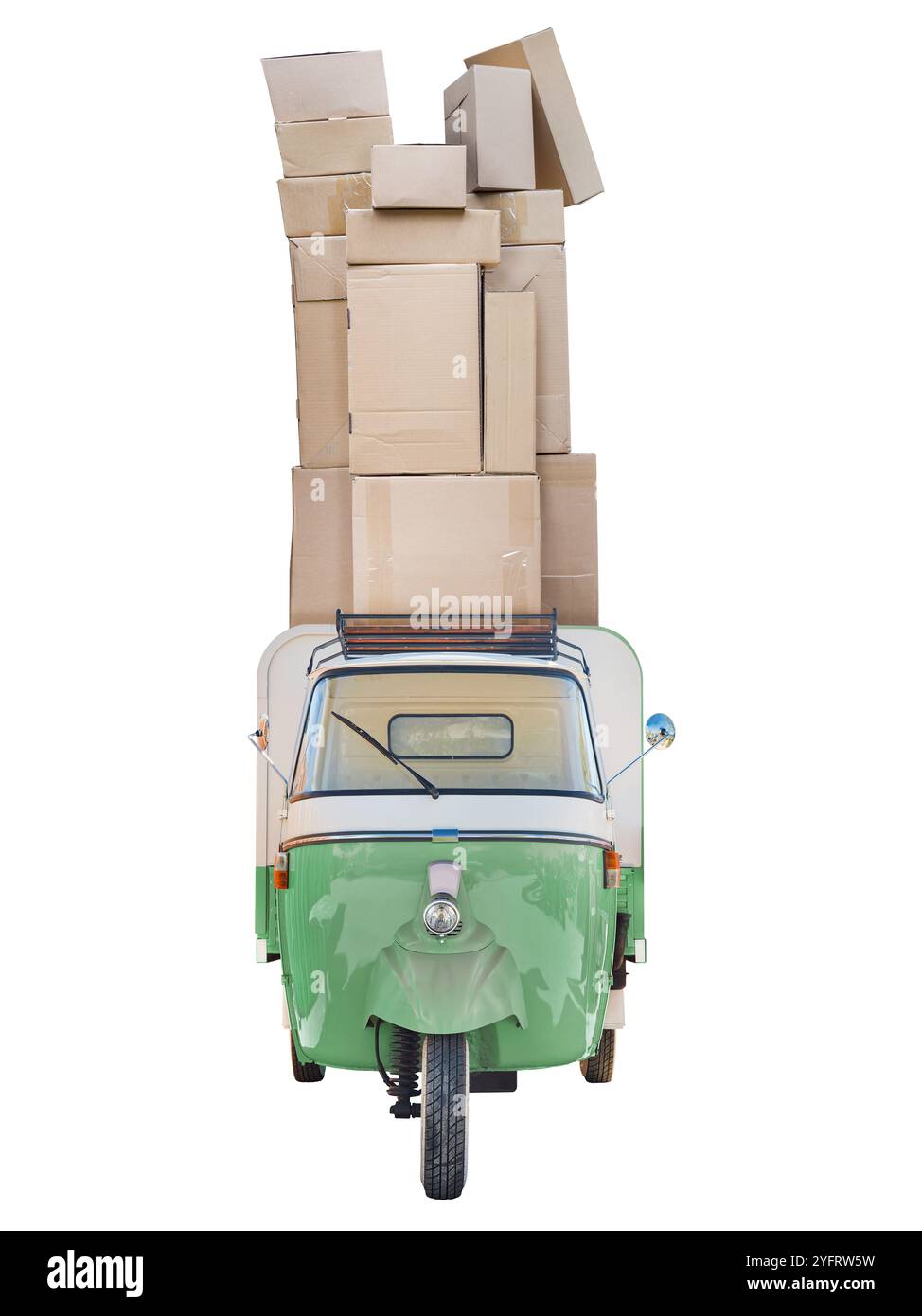 Italienischer Vintage-Lieferwagen mit drei Rädern mit Papppaketen und Kartons oben auf weißem Hintergrund Stockfoto