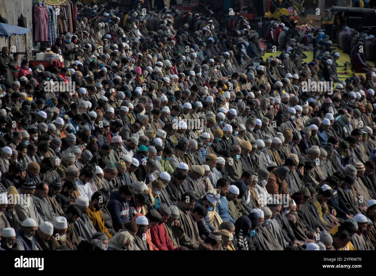Srinagar, Kaschmir. 27. November 2020. Die Gläubigen versammeln sich, um am Vorabend des jährlichen Urs, dem Todestag des Sufi-heiligen Scheich Abdul Qadir Jeelani, am Khaniar-Schrein in Srinagar im indischen Kaschmir zu beten. Eine große Gemeinde von Gläubigen versammelte sich, um die Urs des heiligen des 11. Jahrhunderts zu beobachten, ein sunnitischer muslimischer Prediger und Theologe, der als Begründer der Qadiriyya tariqa des Sufismus galt. Während der Urs wurde der Menge Gläubiger ein heiliges Relikt ausgestellt Stockfoto