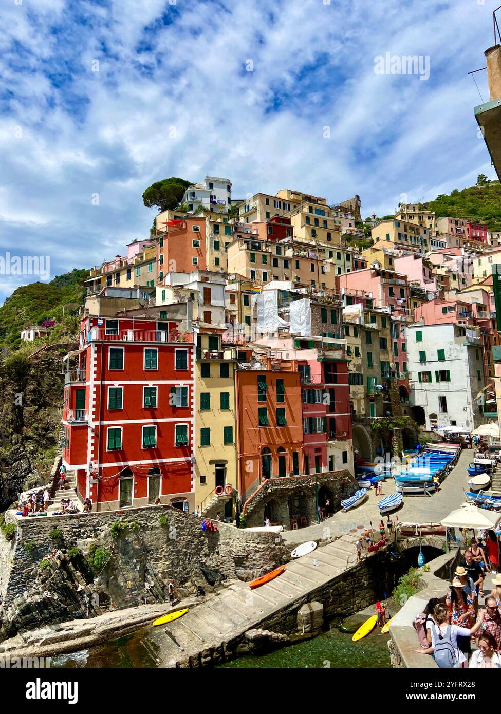 Blick auf die farbenfrohen Gebäude rund um den Hafen der Stadt Riomaggiore, Cinque Terre, Ligurien, Italien - Smartphone-aufgenommenes Stockfoto
