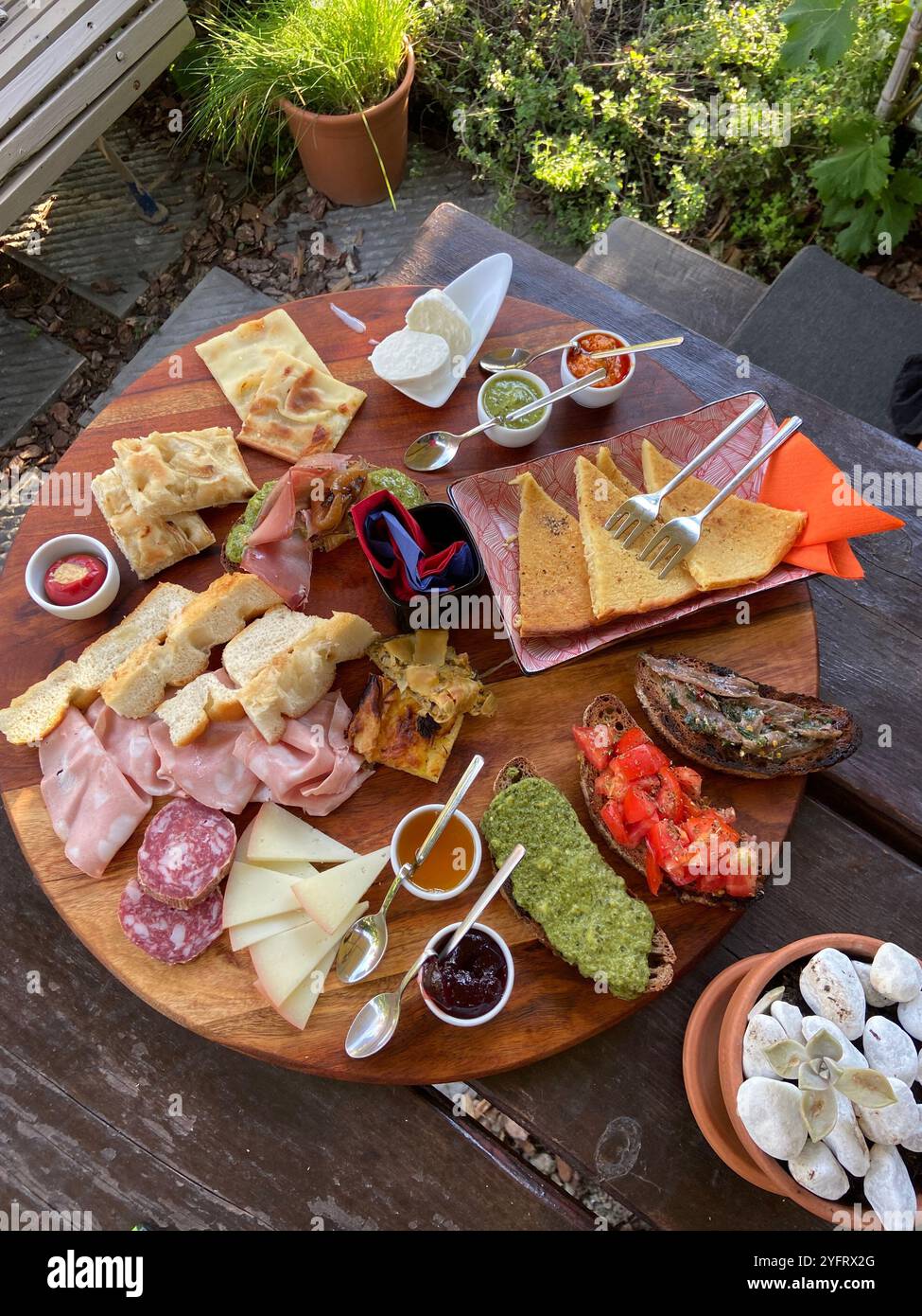 Italienische Wurstplatte, serviert während eines typischen Aperitivo in den Weinstöcken von Corniglia, Cinque Terre, Italien, an einem bewölkten Sommerabend - Smartphone-aufgenommenes Stockfoto