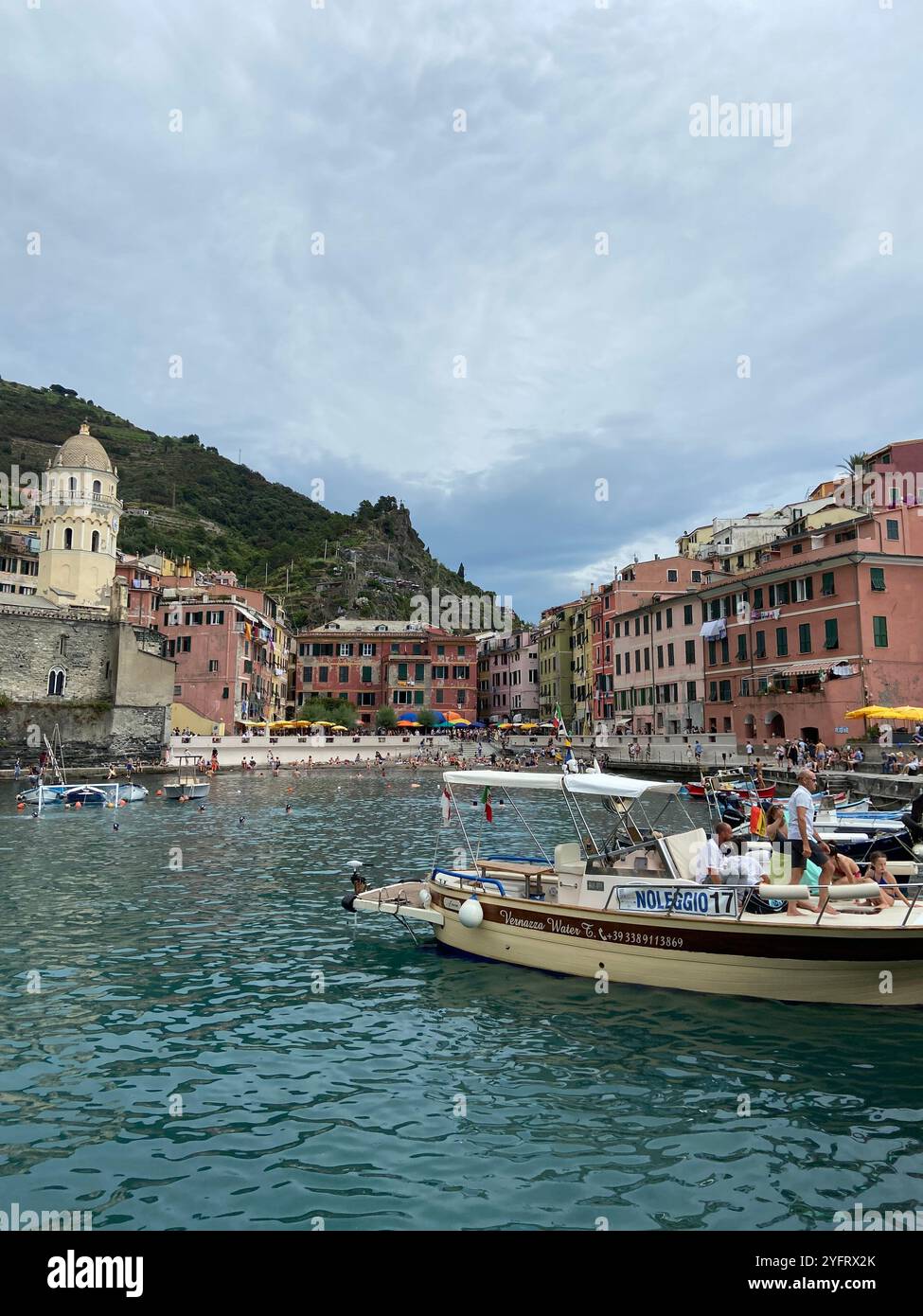 Blick auf den Hafen und die Stadt Vernazza, vom Meer, an einem bewölkten Sommertag - Smartphone-aufgenommenes Stockfoto