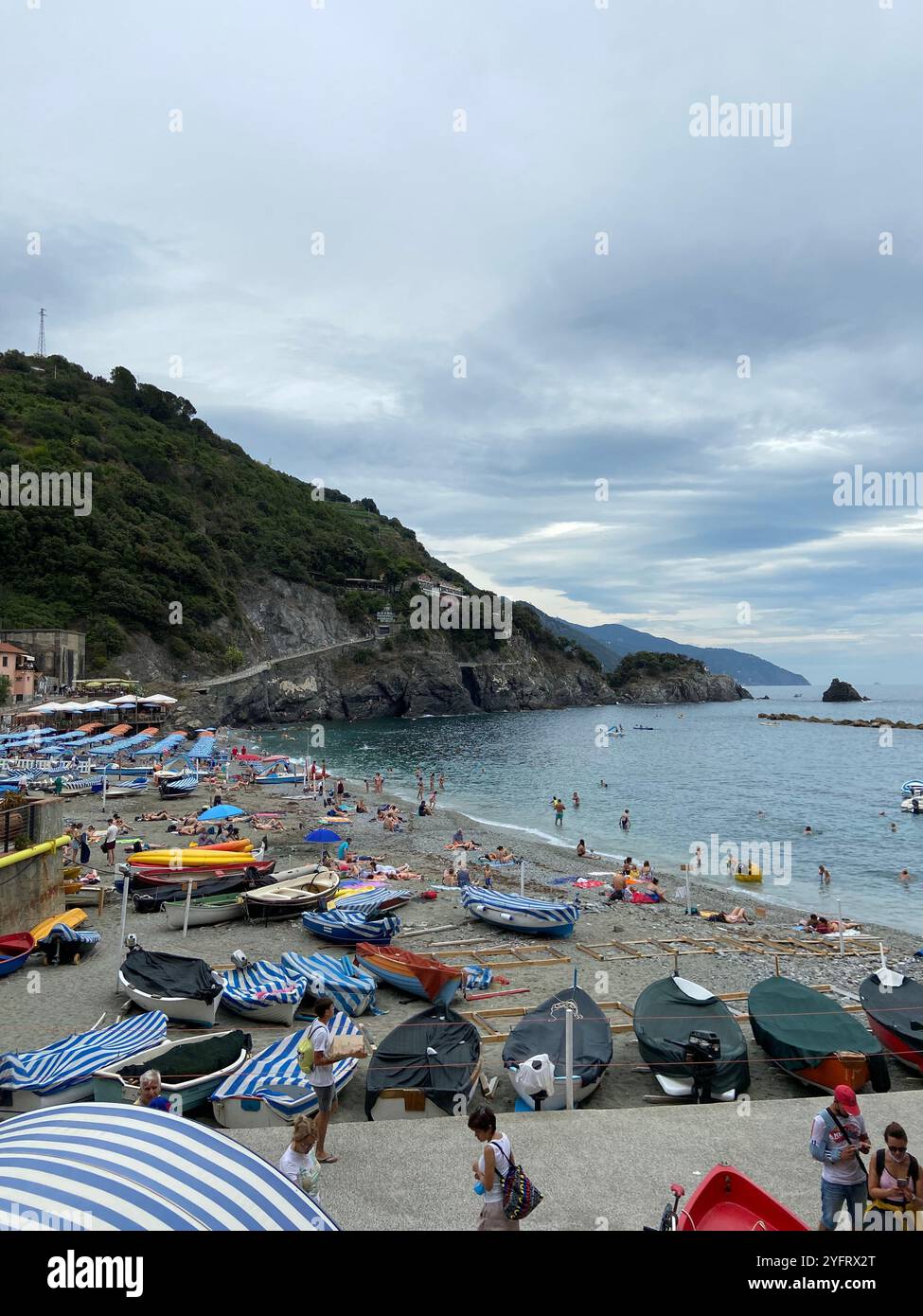 Der Strand und die Fischerboote an einem bewölkten Sommertag in Monterosso al Mare, Cinque Terre, Ligurien, Italien - Smartphone-aufgenommenes Stockfoto