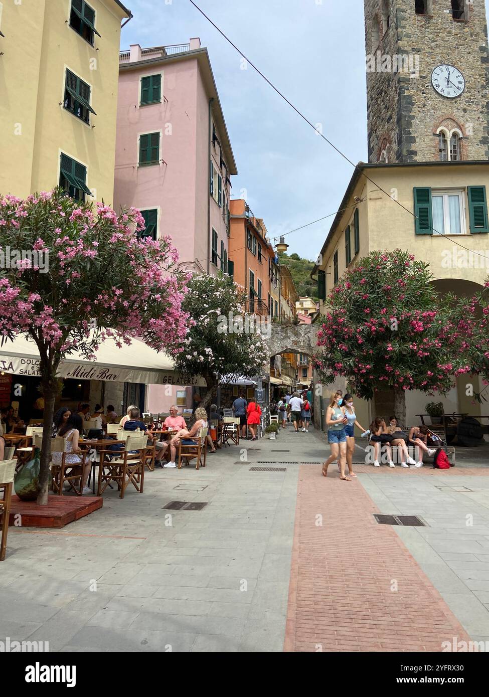 Der Hauptplatz und die umliegenden historischen Straßen von Monterosso al Mare, Cinque Terre, Liguarische Küste, Italien - Smartphone-aufgenommenes Stockfoto