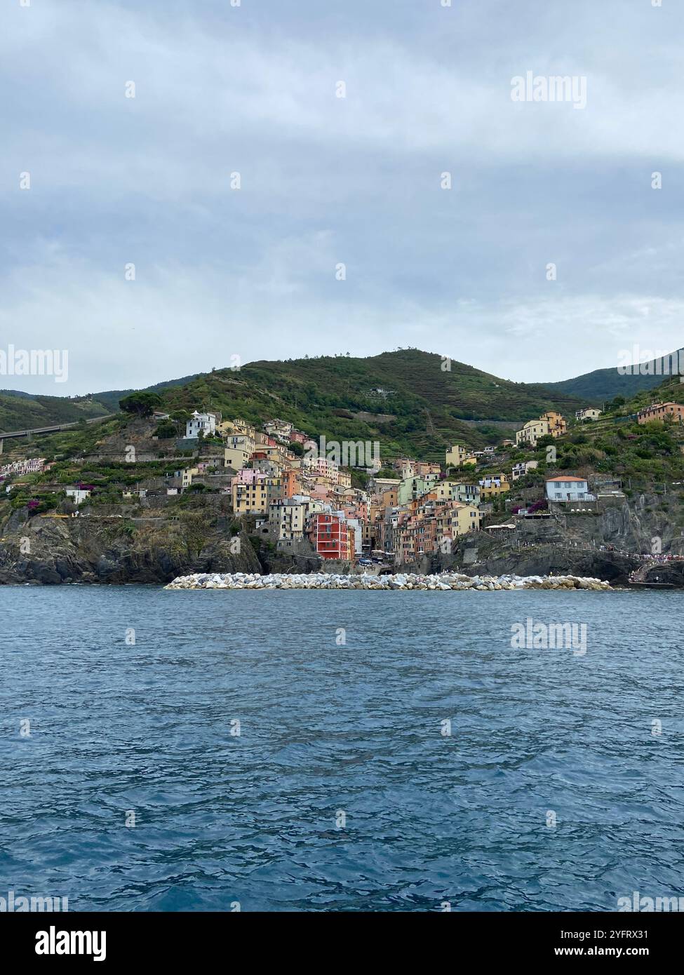 Meerblick auf die italienische Stadt Riomaggiore, Cinque Terre, Ligurien Stockfoto