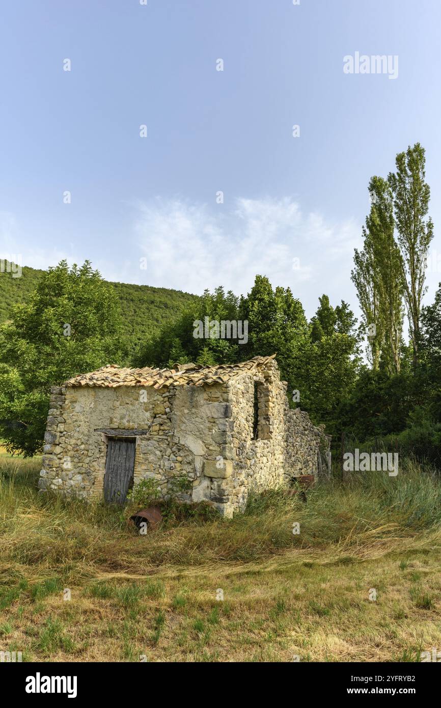 Kleines Steinhaus in einem Tal der Drome in Südfrankreich. Provence Stockfoto