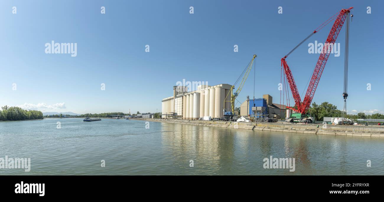 Rheinhafen von Colmar Neuf Brisach mit großem Hebekran am Rheinufer. Elsass, Frankreich, Europa Stockfoto