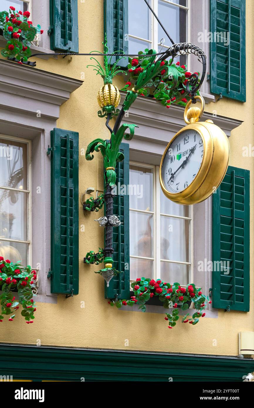 Shop-Schild, goldene Taschenuhr, Schmiedeeisen, Ananas, dekorativ, fenster, grüne Fensterläden, Blumenkästen, Europa, Luzern, Schweiz, Sommer Stockfoto