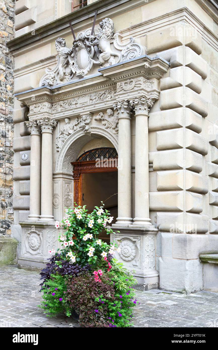 Rathaus, Rathaus, 1606, Eingang, Renaissancebau, Stein, 2 Löwen, alt, Kornmarkt, Blumen, großer Topf, Kopfsteinpflaster, Europa, Luzern, Schweiz Stockfoto