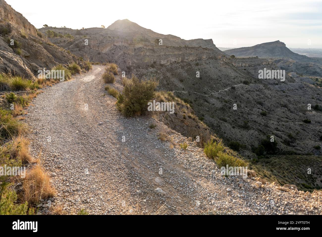 Schotterstraße durch Bergketten an der Costa Blanca, Alicante, Spanien – Stockfoto Stockfoto