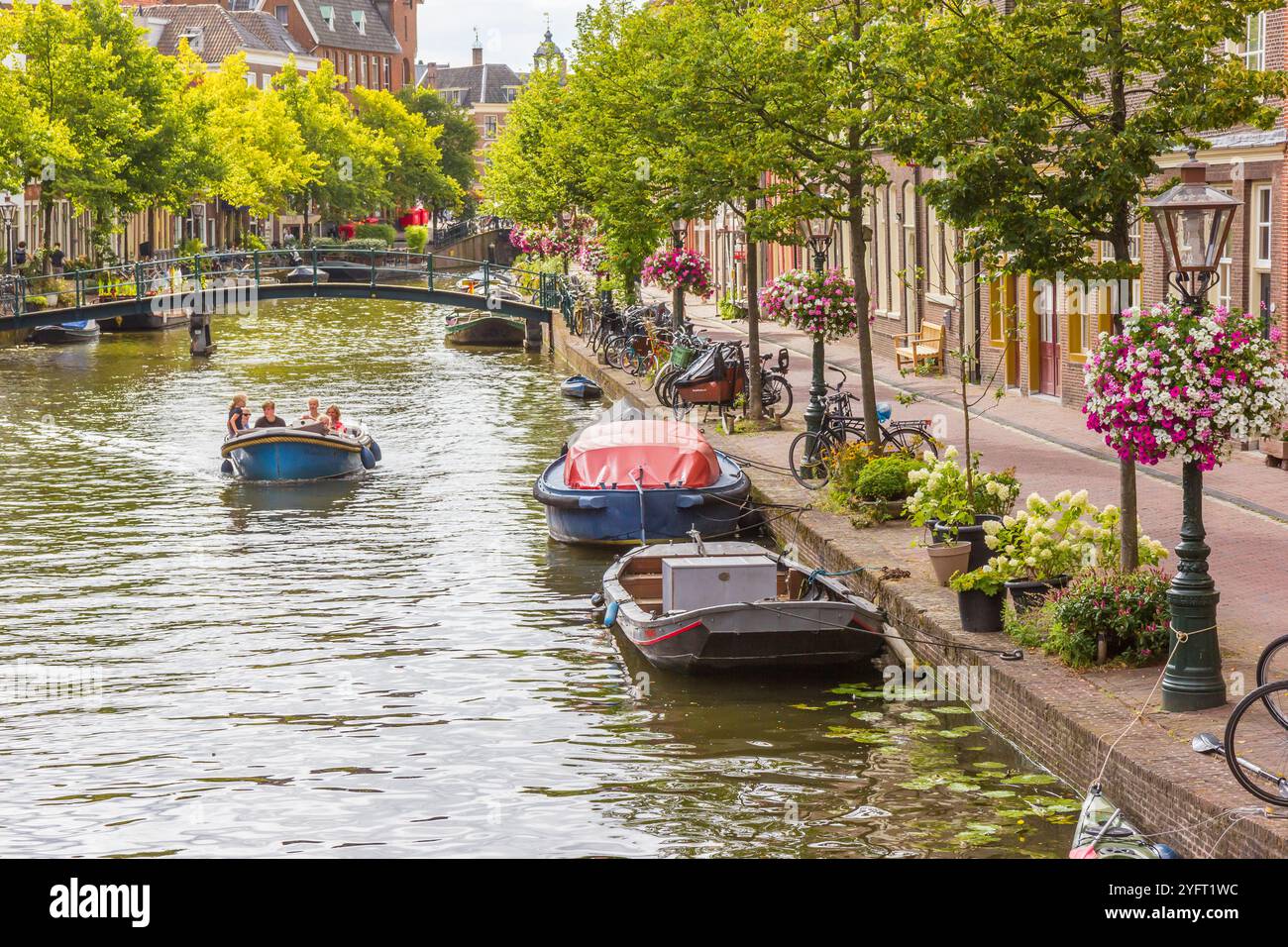 Boote am Ufer des Alten Rheinkanals in der historischen Stadt Leiden, Niederlande Stockfoto
