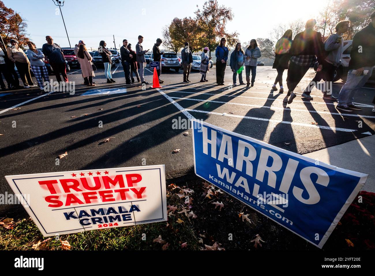 Harrisburg, Pennsylvania, 5. November 2024, Wahltag. Eine lange Reihe von Wählern wartet auf die Wahl am frühen Dienstagmorgen, dem Wahltag 2024, am Wahlplatz Harrisburg First Assembly of God in Harrisburg, PA. John Lazenby/Alamy Live News Stockfoto