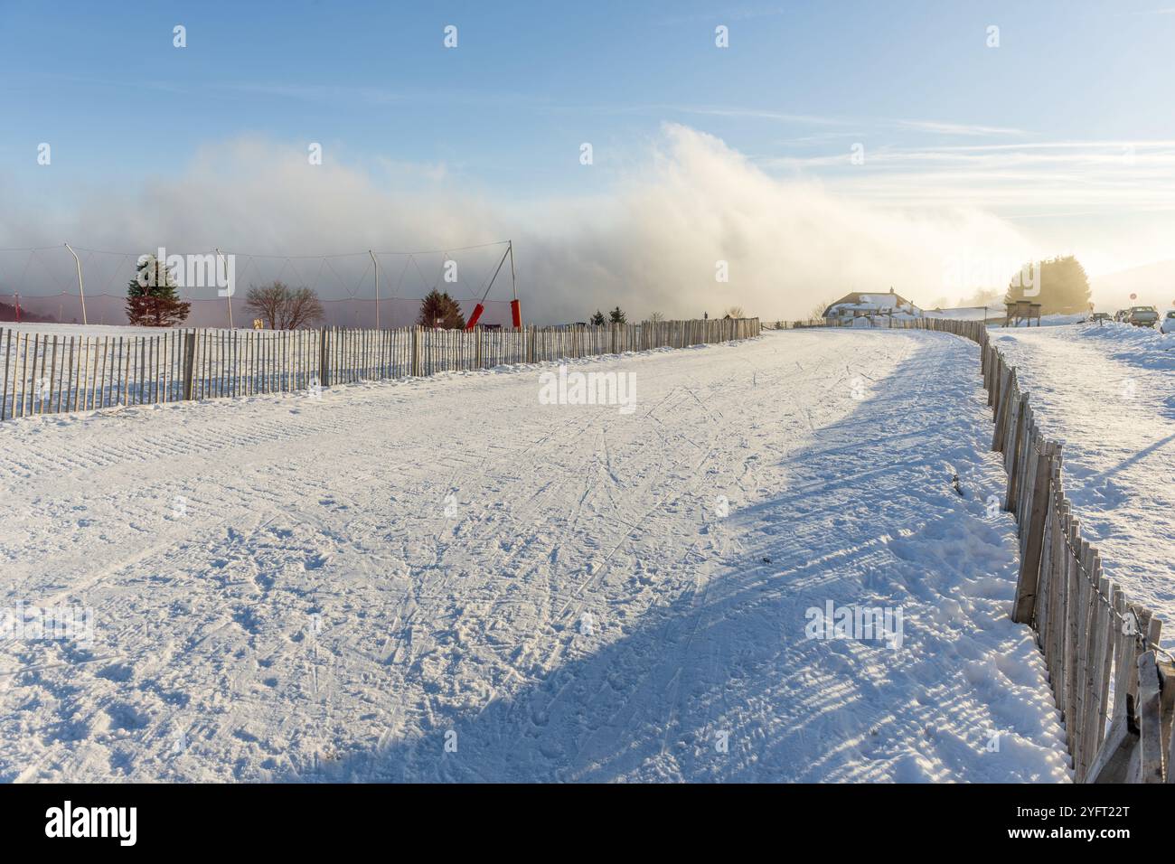 Langlaufloipe im verschneiten Berg an einem sonnigen Tag. Frankreich, Vogesen Stockfoto