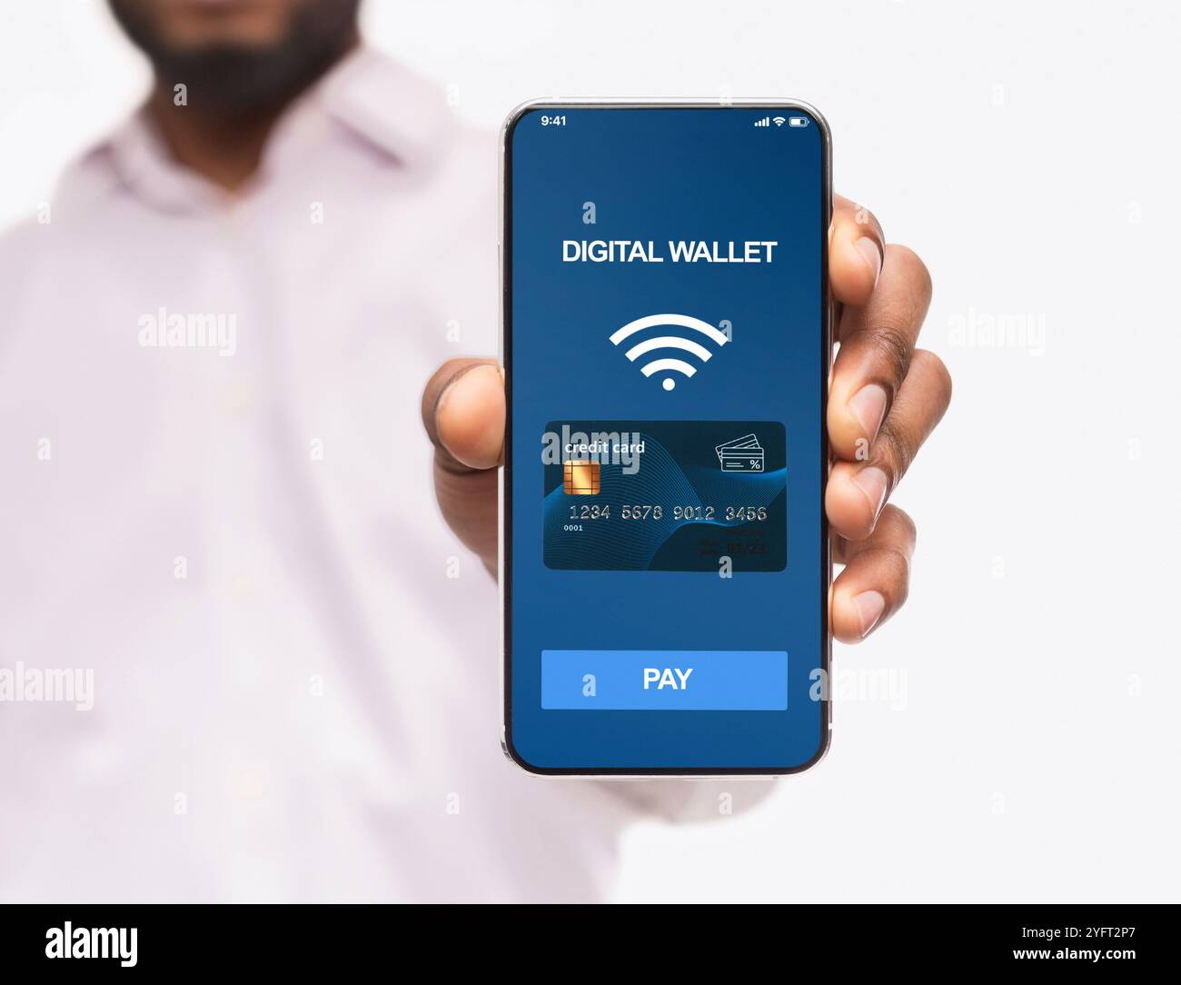 Mann, Smartphone mit Digital Wallet Anwendung Stockfoto