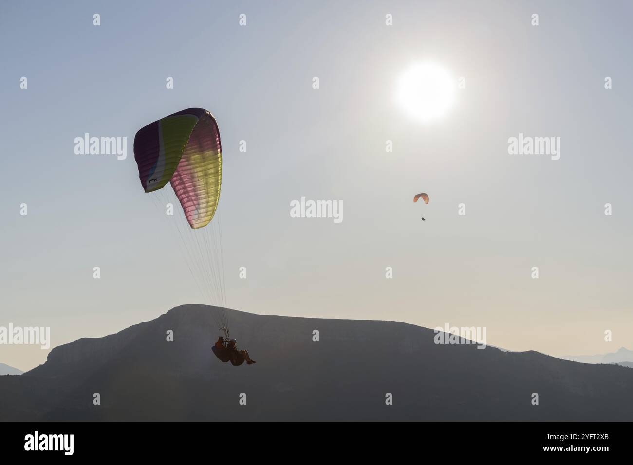 Gleitschirmflug in der Luft über die Berge. Drome, Frankreich, Europa Stockfoto