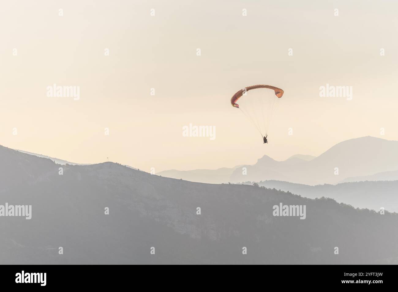 Gleitschirmflug in der Luft über die Berge. Drome, Frankreich, Europa Stockfoto