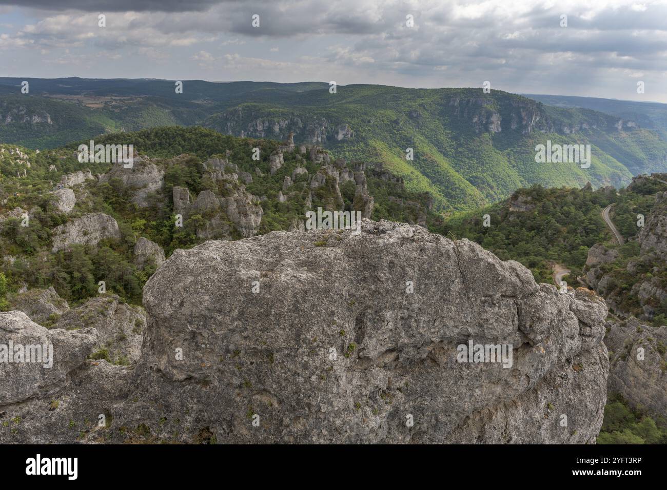 Die Stadt der Steine, im Grands Causses Regional Natural Park, als Naturstätte mit Dourbie Gorges am Boden. Aveyron, Cevennen, Frankreich, Europa Stockfoto
