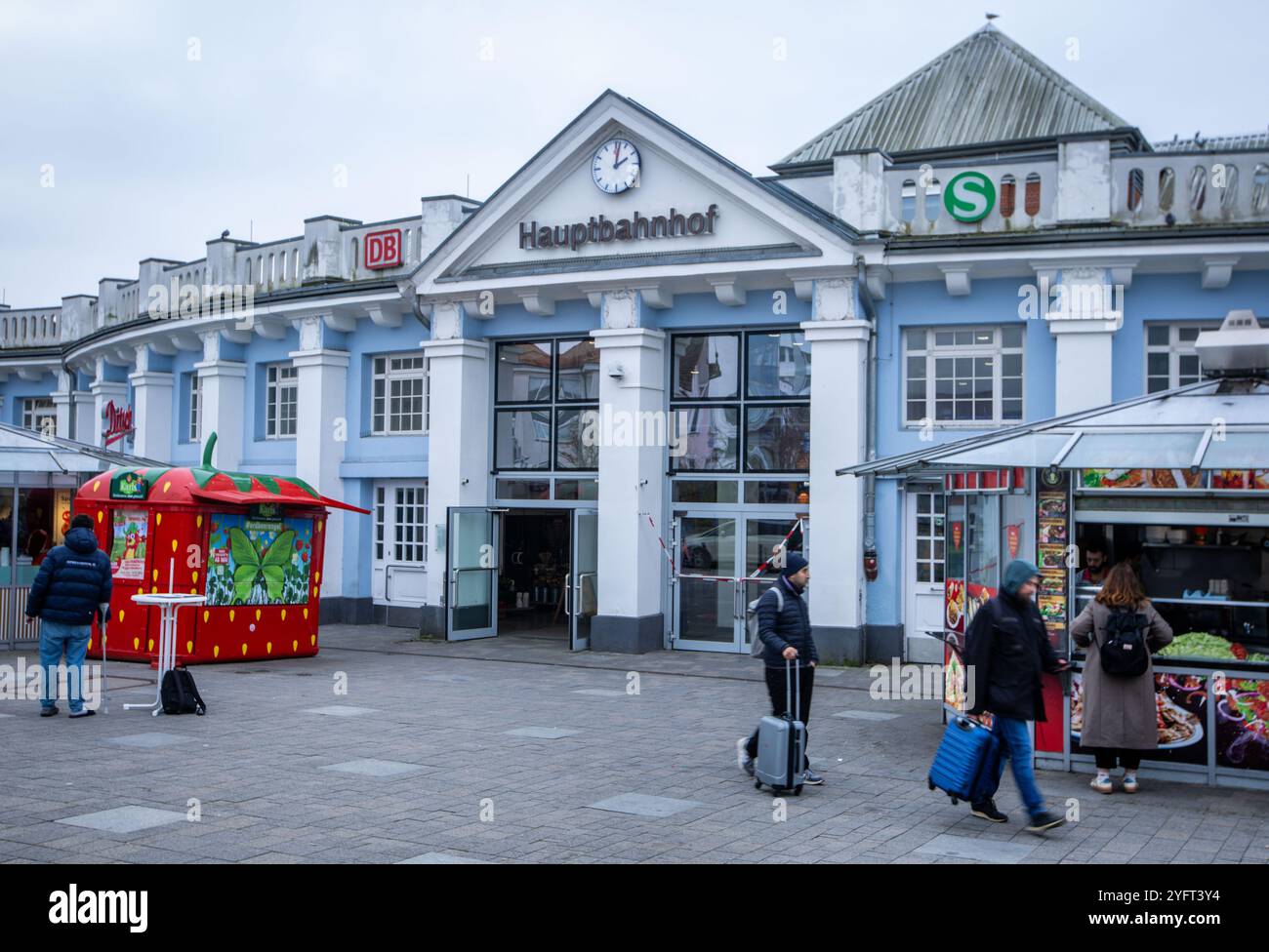 05. November 2024, Mecklenburg-Vorpommern, Rostock: Reisende sind vor dem Hauptbahnhof zu sehen. Der Bahnhof war zuvor von der Polizei wegen Bombendrohung evakuiert worden und der Zugdienst wurde eingestellt. Foto: Jens Büttner/dpa Stockfoto