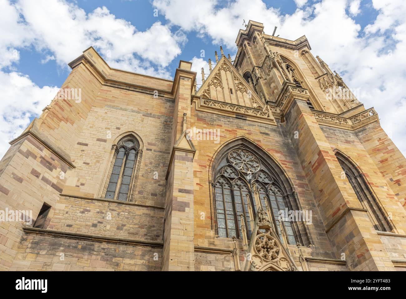 Fassade der Stiftskirche Saint-Martin im Stadtzentrum. Colmar, Haut-Rhin, Collectivite europeenne d'Alsace, Grand Est, Frankreich, Europa Stockfoto