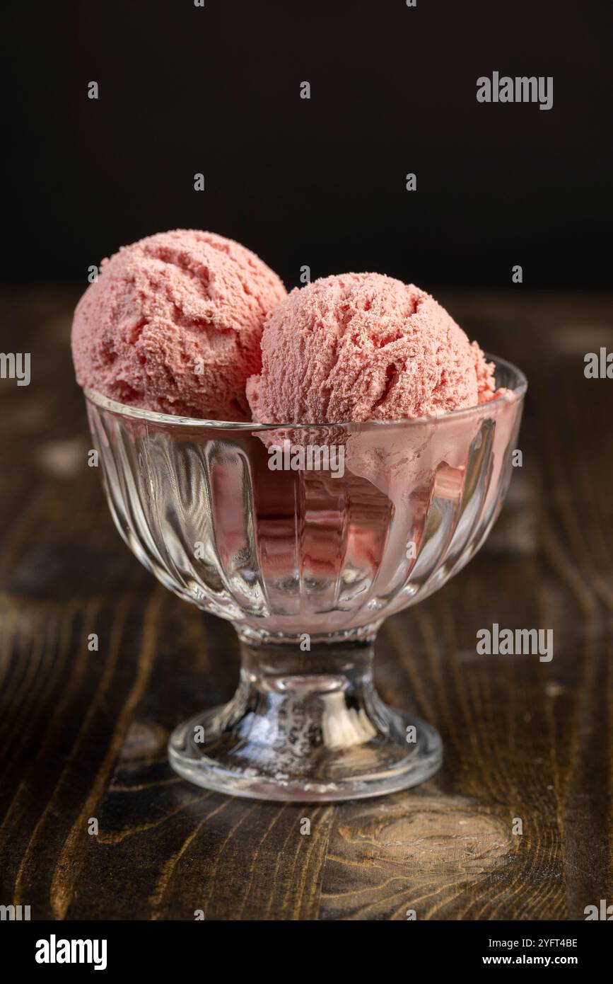 Cremiges Eis mit Erdbeergeschmack in der Nähe, rotes Erdbeereis Stockfoto