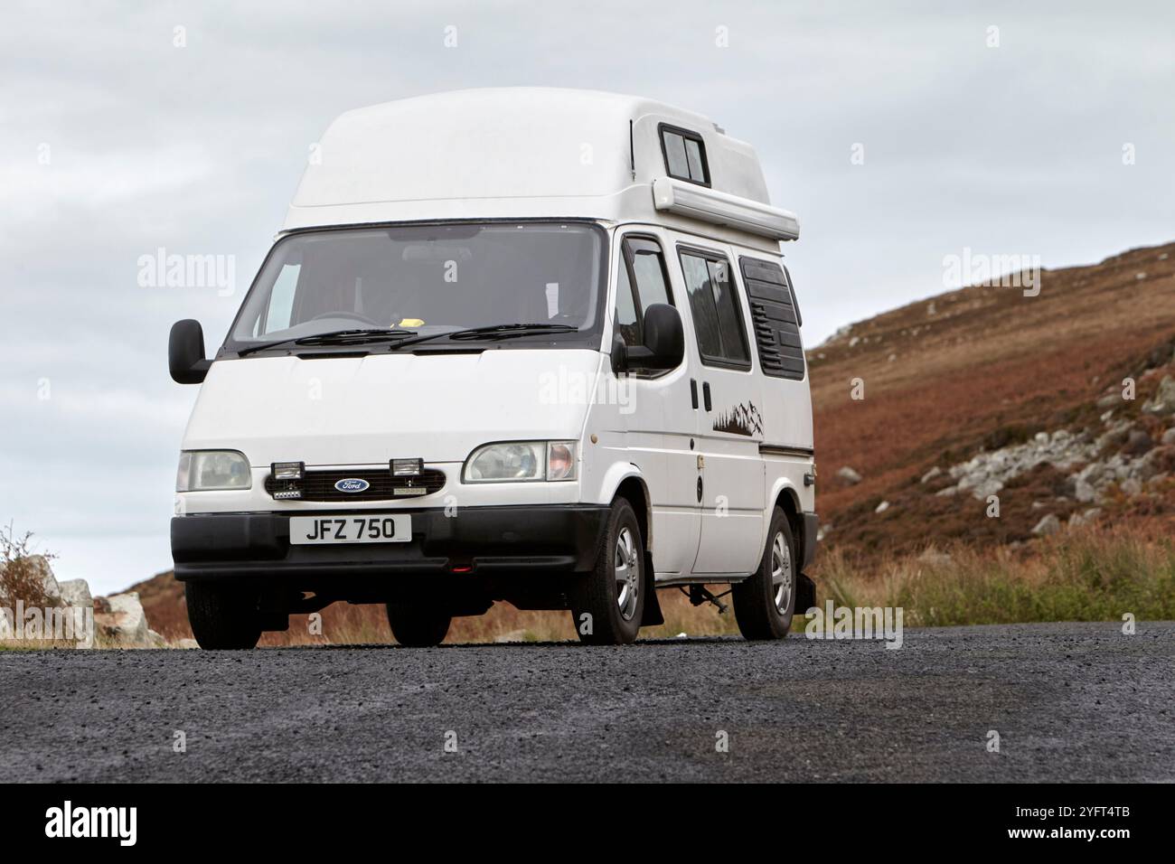 Der alte ford Transit mk5 Smiley Campervan parkte an der Lücke des wilden atlantiks, County donegal, republik irland Stockfoto