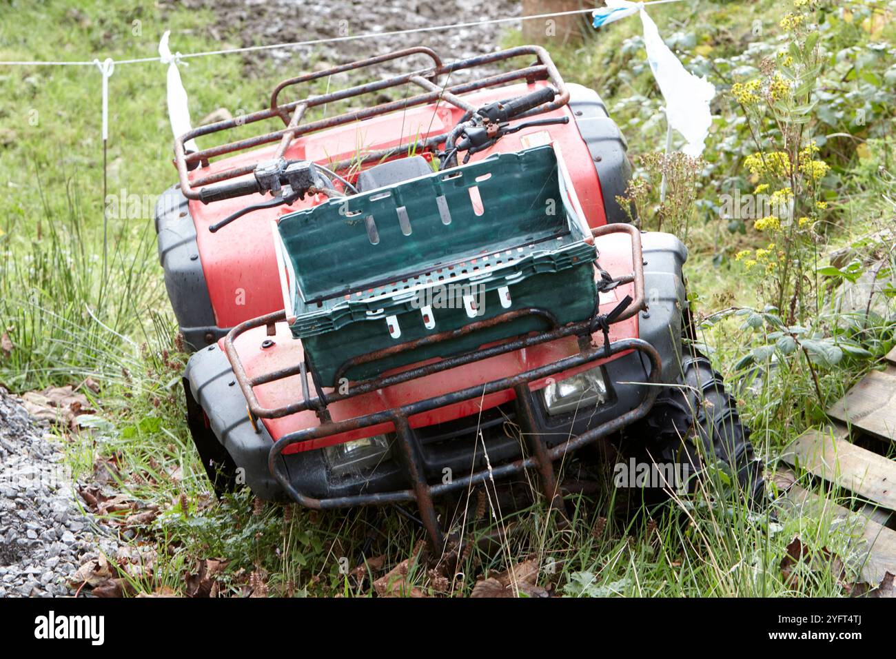 Altes kaputtes, stillgelegtes quad-Bike auf einer Farm, County donegal, republik irland Stockfoto