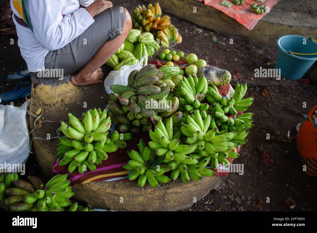 Indonesischer Handelsmarkt mit einer Auswahl einheimischer Erzeugnisse Stockfoto