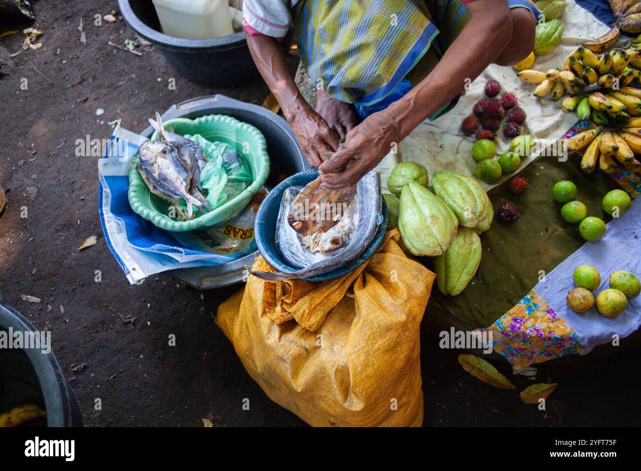 Indonesischer Handelsmarkt mit einer Auswahl einheimischer Erzeugnisse Stockfoto