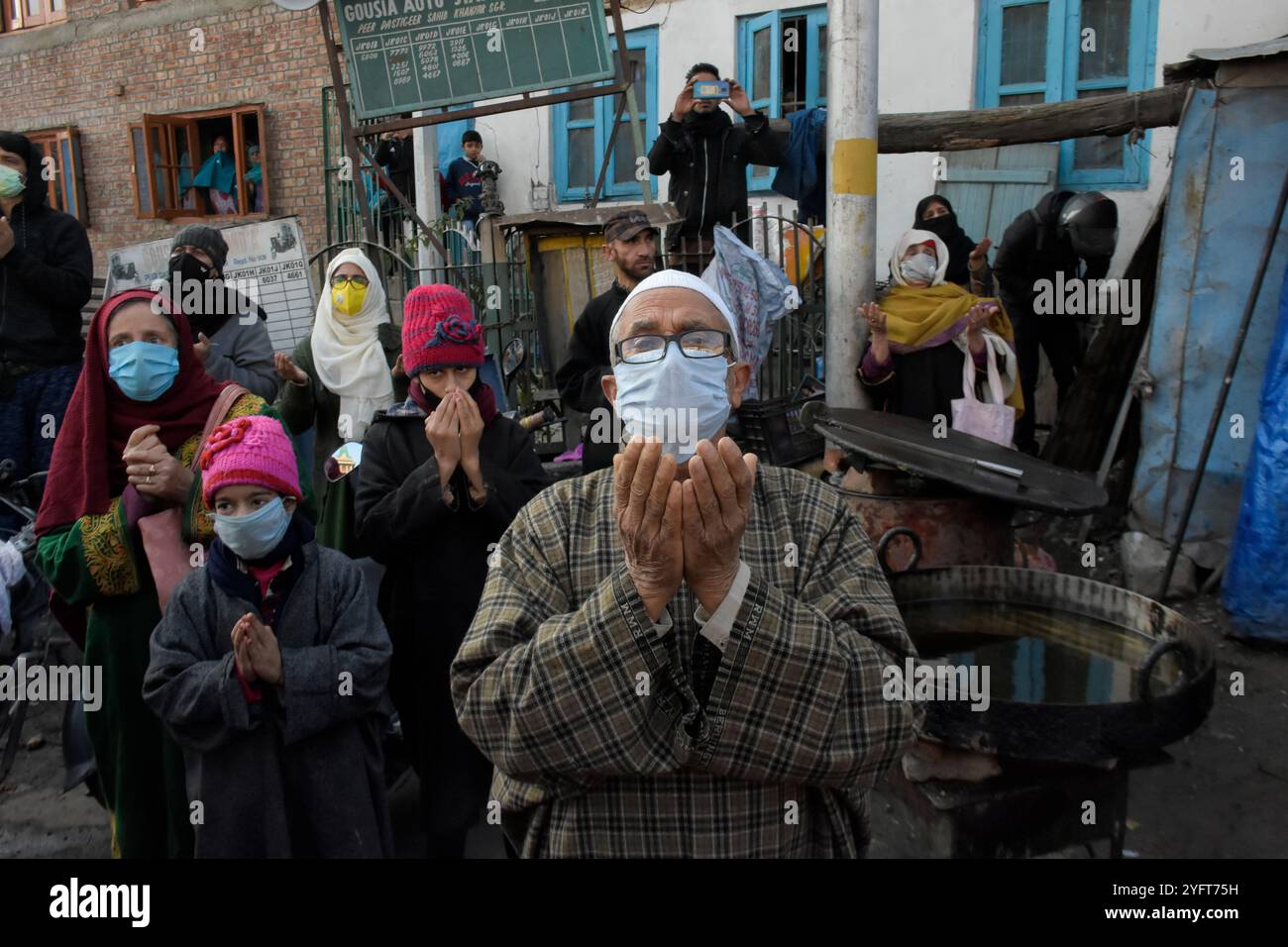 Srinagar, Kaschmir. 27. November 2020. Die Gläubigen versammeln sich, um am Vorabend des jährlichen Urs, dem Todestag des Sufi-heiligen Scheich Abdul Qadir Jeelani, am Khaniar-Schrein in Srinagar im indischen Kaschmir zu beten. Eine große Gemeinde von Gläubigen versammelte sich, um die Urs des heiligen des 11. Jahrhunderts zu beobachten, ein sunnitischer muslimischer Prediger und Theologe, der als Begründer der Qadiriyya tariqa des Sufismus galt. Während der Urs wurde der Menge Gläubiger ein heiliges Relikt ausgestellt Stockfoto