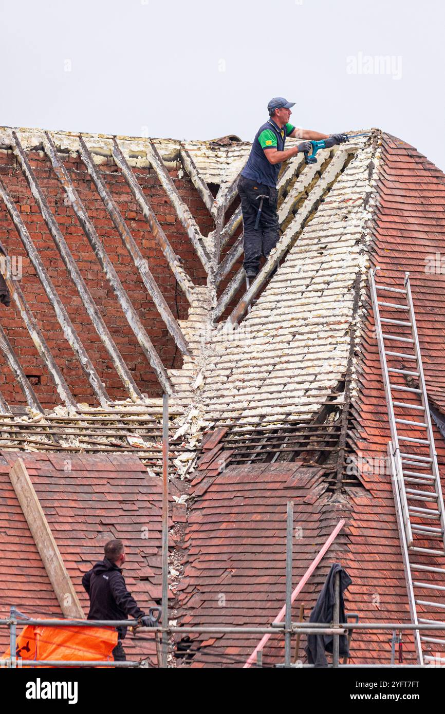 Dachdecker arbeiten an einem Haus, um ein Dach zu ersetzen, das mit Schaum besprüht worden war, in Gloucester, England, Großbritannien Stockfoto