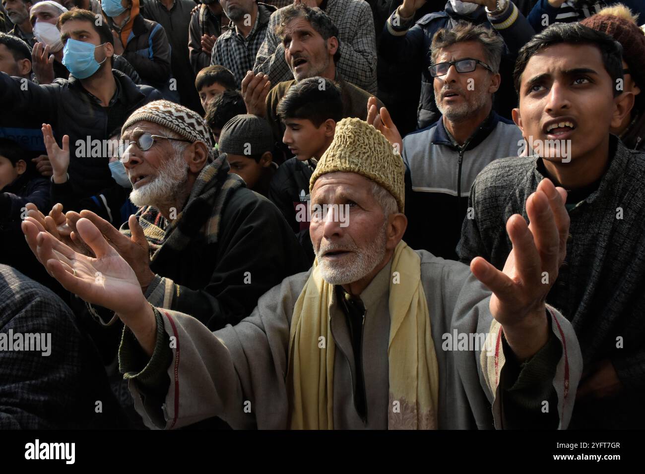 Srinagar, Kaschmir. 27. November 2020. Die Gläubigen versammeln sich, um am Vorabend des jährlichen Urs, dem Todestag des Sufi-heiligen Scheich Abdul Qadir Jeelani, am Khaniar-Schrein in Srinagar im indischen Kaschmir zu beten. Eine große Gemeinde von Gläubigen versammelte sich, um die Urs des heiligen des 11. Jahrhunderts zu beobachten, ein sunnitischer muslimischer Prediger und Theologe, der als Begründer der Qadiriyya tariqa des Sufismus galt. Während der Urs wurde der Menge Gläubiger ein heiliges Relikt ausgestellt Stockfoto