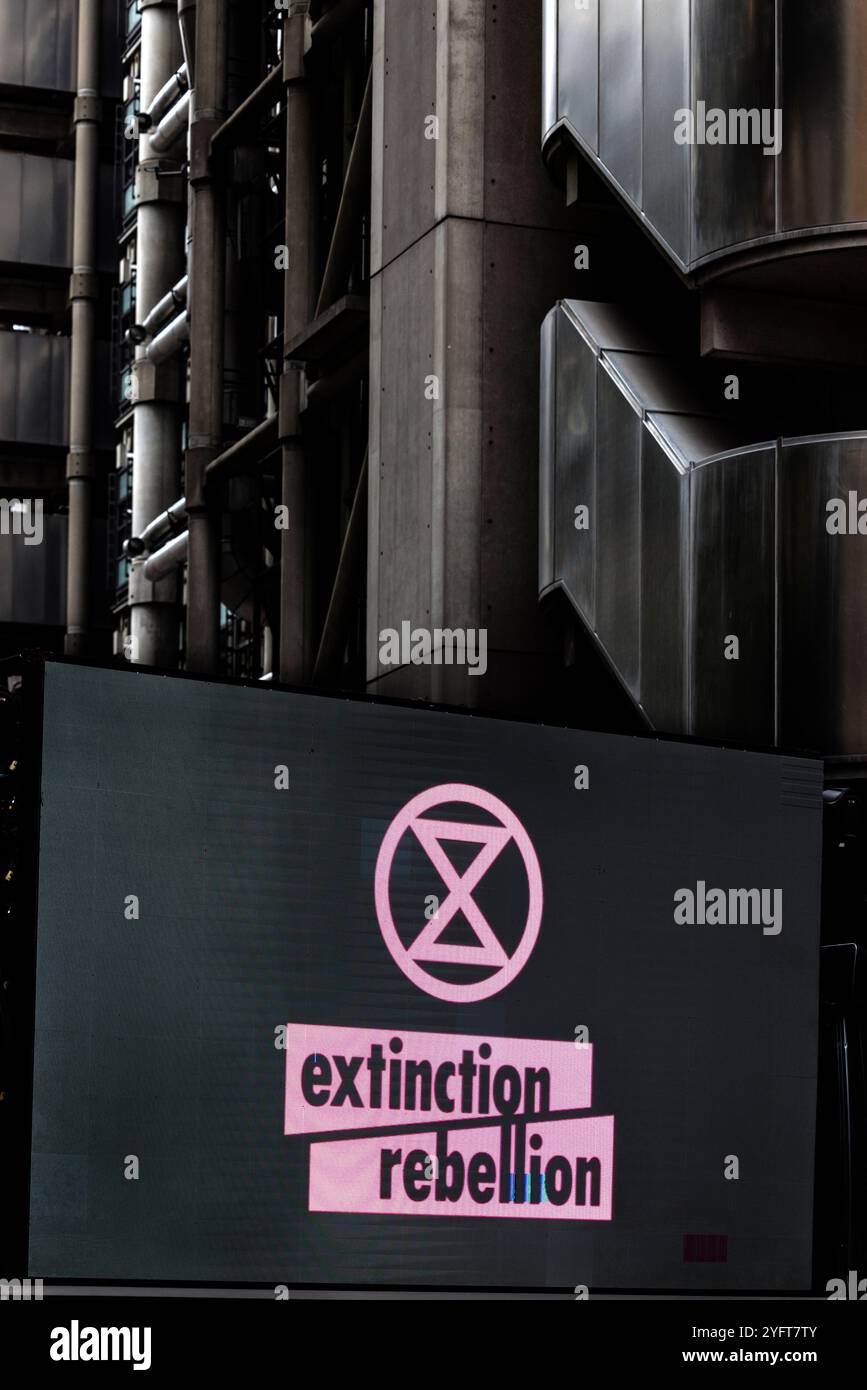 Oktober 2024. City of London, Großbritannien. Der Protest der Extinction Rebellion „sichert unser Überleben“. Drei Tage in dieser Woche rufen Tausende von Menschen, die die XR-Kampagne „versichert unser Überleben“ unterstützen, die Versicherer auf, die Versicherung aller neuen Öl-, Gas- und Kohleprojekte einzustellen. Projekte mit fossilen Brennstoffen – Kohle, Gas und Öl – können nicht ohne Versicherung durchgeführt werden. Damit ist die Versicherungsbranche in eine einzigartige Position versetzt, um Einfluss auf die Zukunft unserer Welt zu nehmen. Am Dienstag stand die Lebensmittelknappheit im Mittelpunkt; Hunderte von Demonstranten trafen sich auf Willis Towers Watson plc, „WTW“, dessen Hauptquartier sich neben Lloyd’s befindet Stockfoto