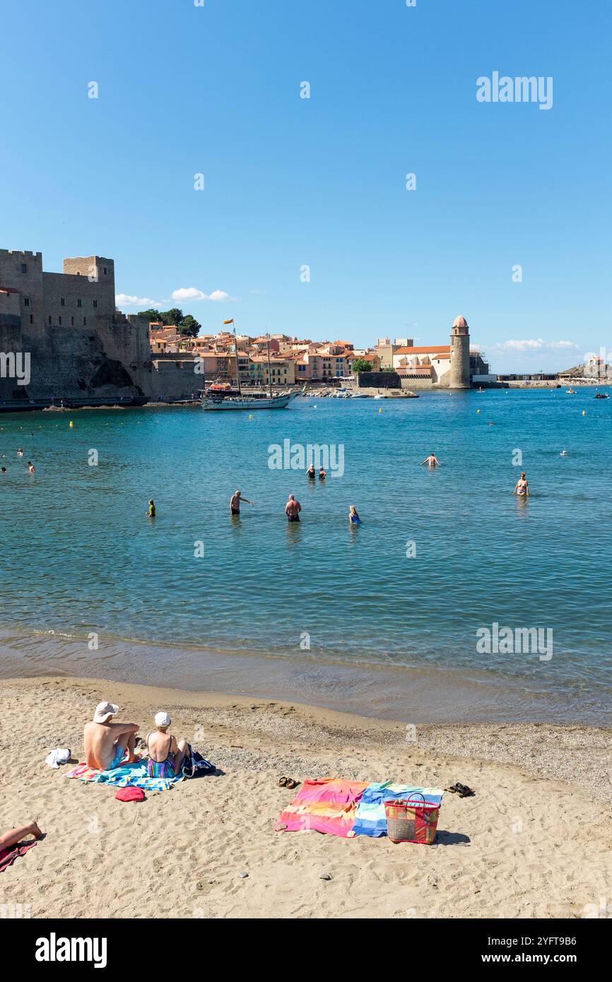 Blick auf den Strand von Collioure mit Eglise Notre Dame dea Anges im Hintergrund, Pyrenäen Orientales, Roussillon, Occitanie, Frankreich, Europa Stockfoto