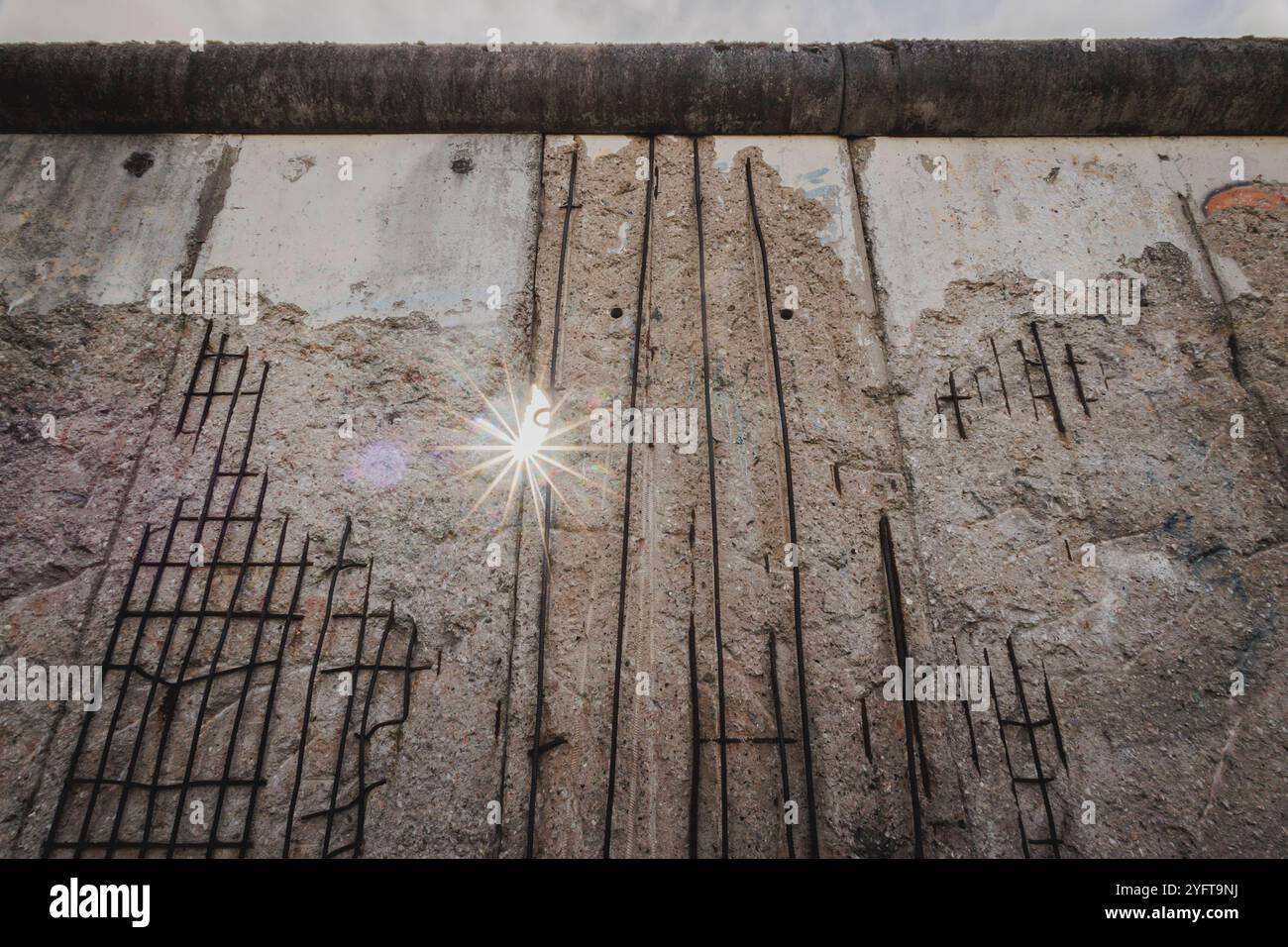 Ueberreste der Berliner Mauer an der Niederkirchnerstrasse, aufgenommen in Berlin, 05.11.2024. In dieser Woche jaehrt sich der Fall der Berliner Mauer Stockfoto