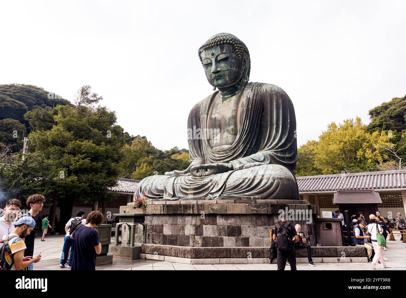 Touristen im Kōtoku-in-Schrein, Daibutsu, riesige Buddha-Statue in Kamakura, Japan © Giorgia de Dato Stockfoto